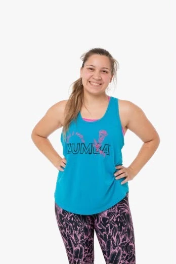 Amandine souriante, les mains sur les hanches, en tenue de Zumba turquoise