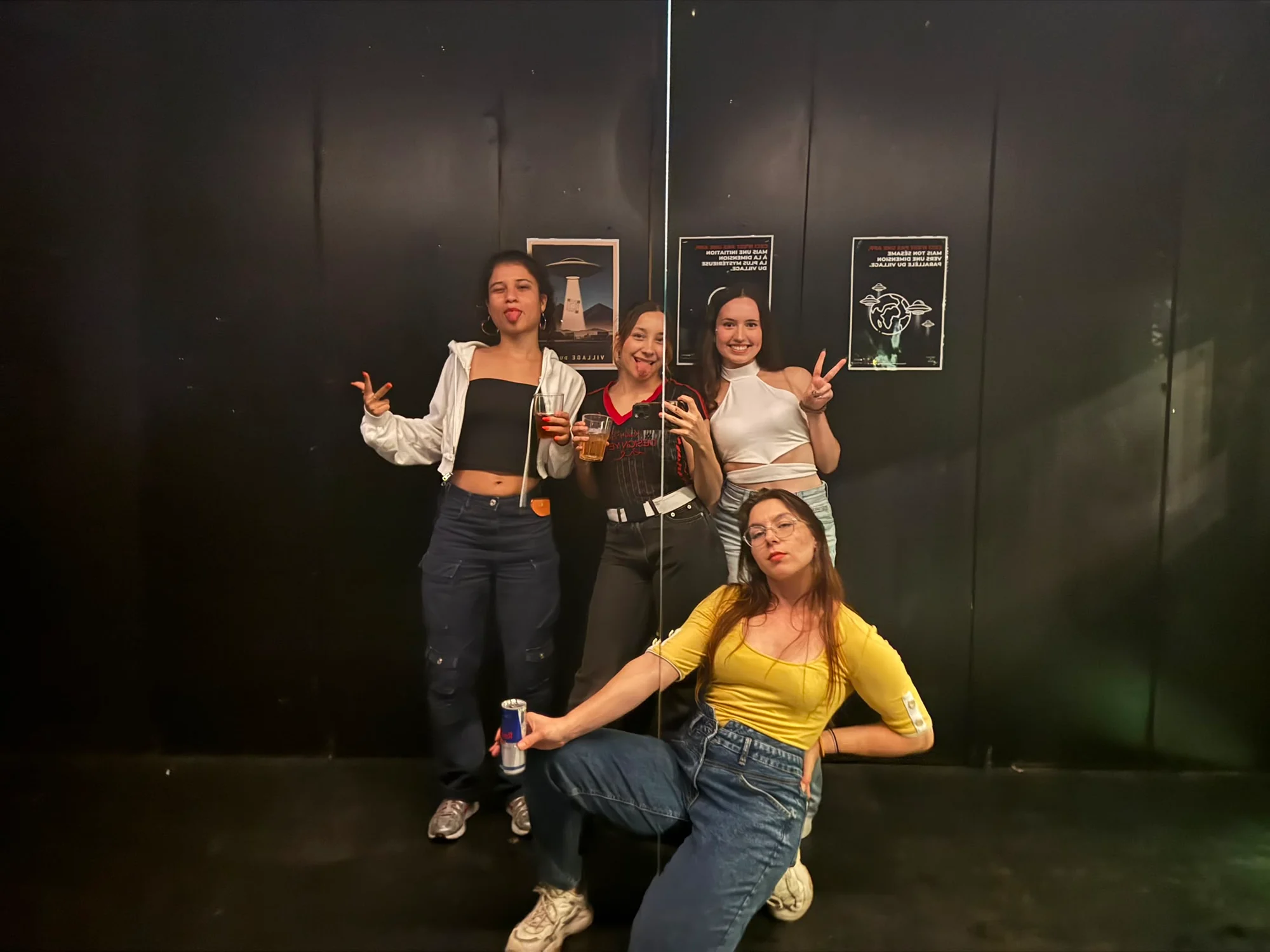 Quatre danseuses du groupe iDream réunies devant un mur noir