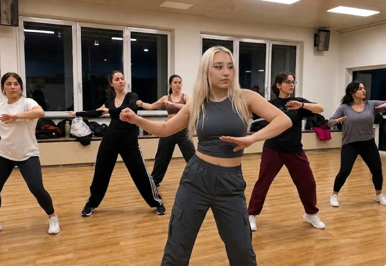 Rebecca guide un groupe adulte pendant un cours de K-pop
