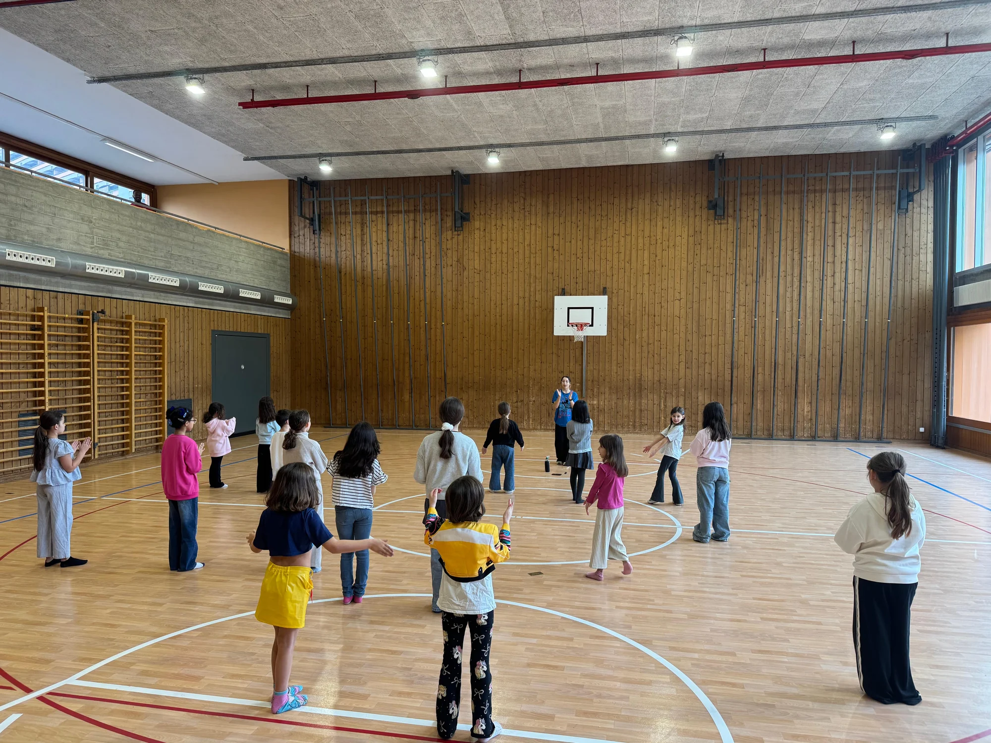 Groupe réuni dans un gymnase pendant un événement K-pop en 2021