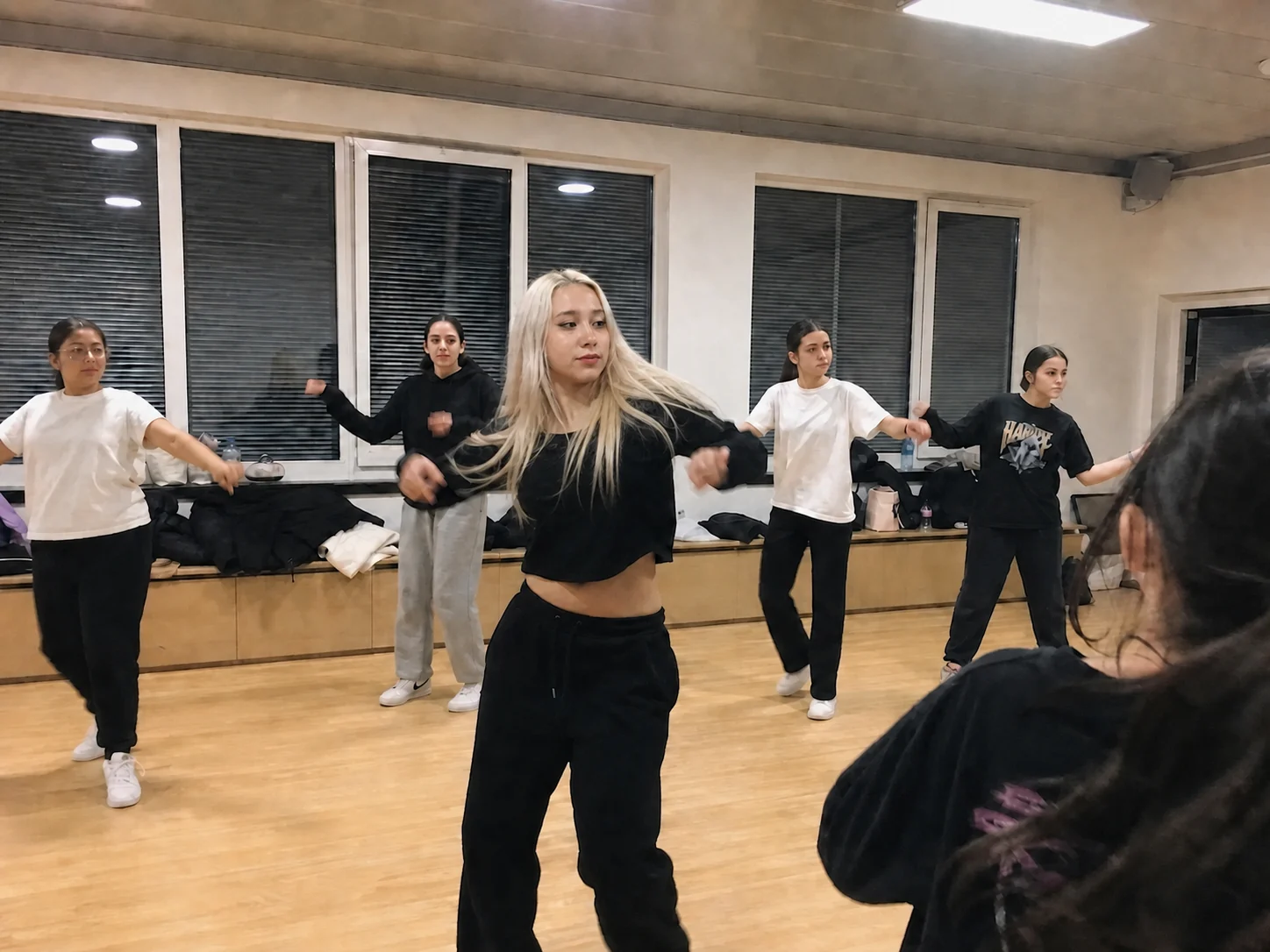 Rebecca guide une chorégraphie K-pop avec un groupe d'ados