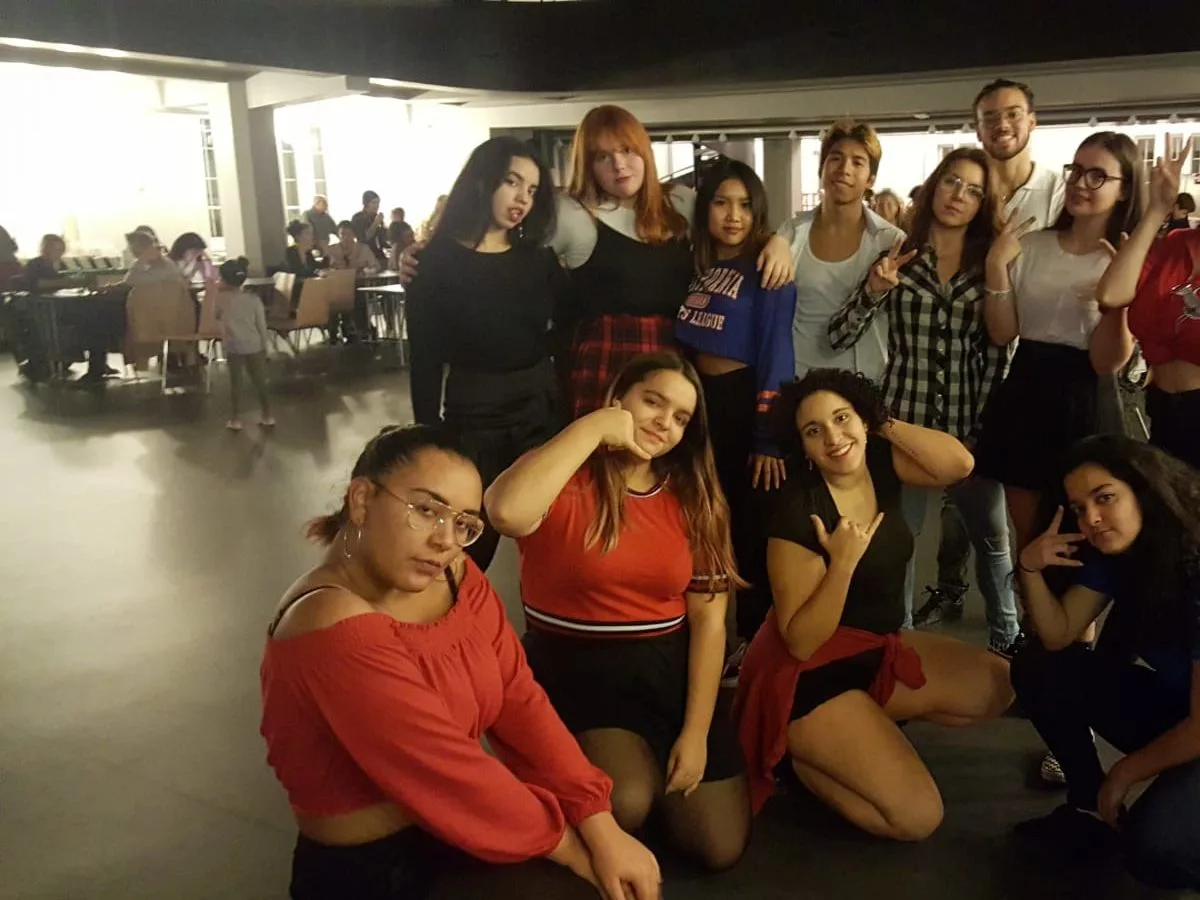 Danseuses en coulisses lors d'un événement iDream