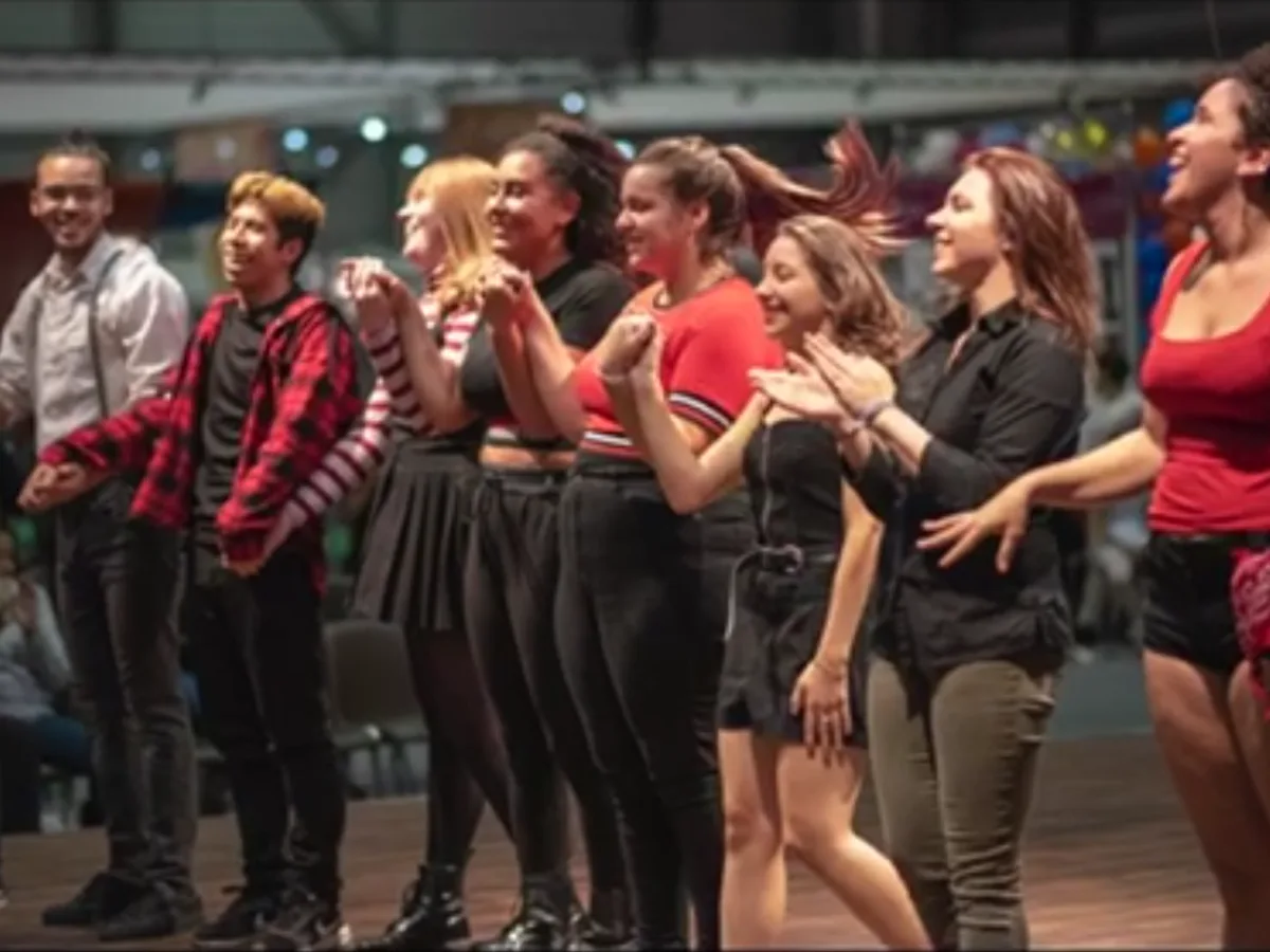 Groupe de danse sur scène lors d'un événement culturel