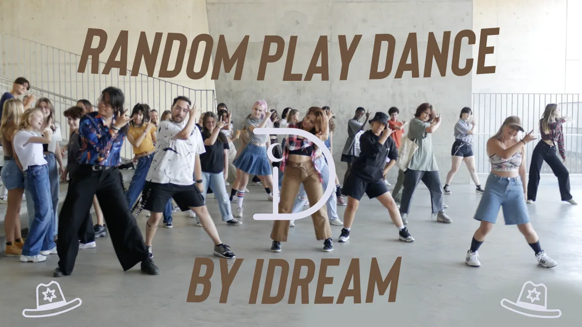 Groupe de danseurs pendant un random play dance iDream