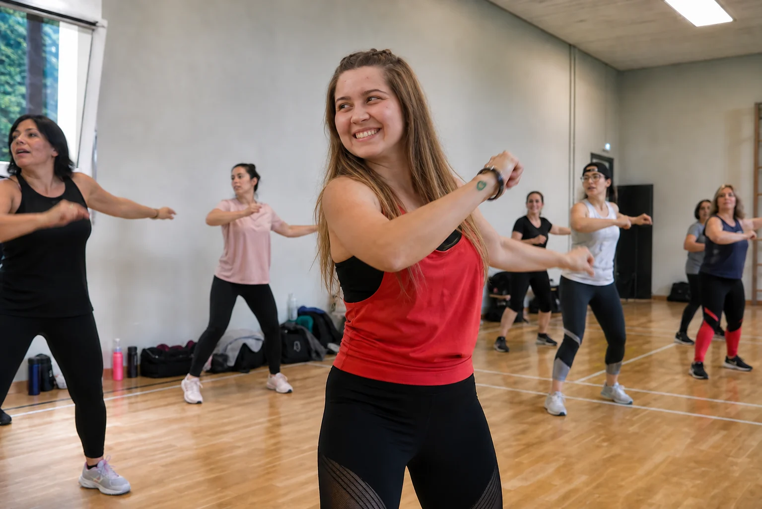 Amandine guide un cours de Zumba adultes en salle