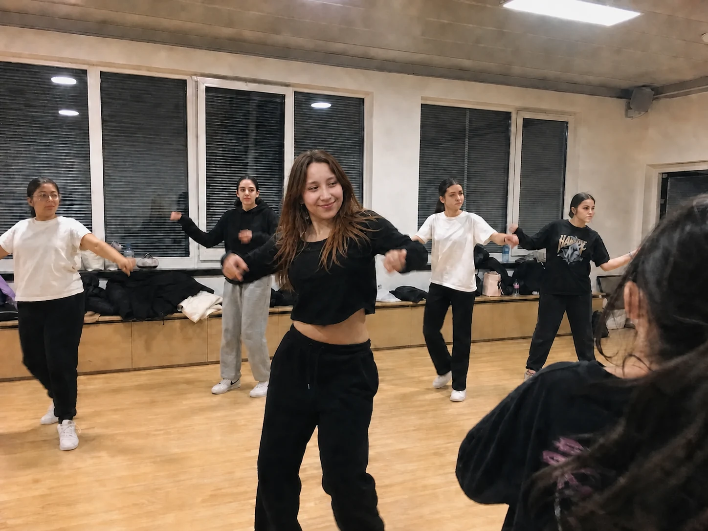 Rebecca guide une chorégraphie K-pop avec un groupe d'ados