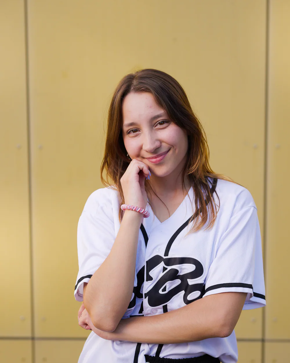 Portrait de Rebecca, professeure de K-pop, devant une façade jaune