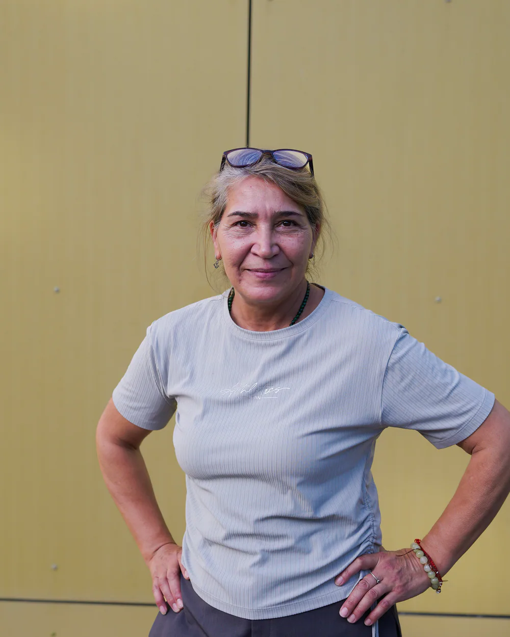 Portrait de Sofija, coordinatrice d'ATIPIC, devant une façade jaune