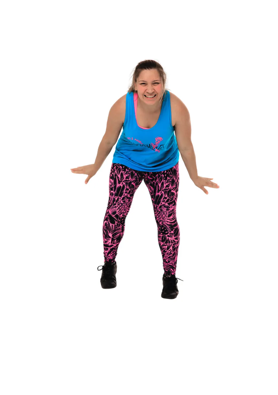 Amandine en tenue de Zumba dans une posture dynamique sur fond blanc